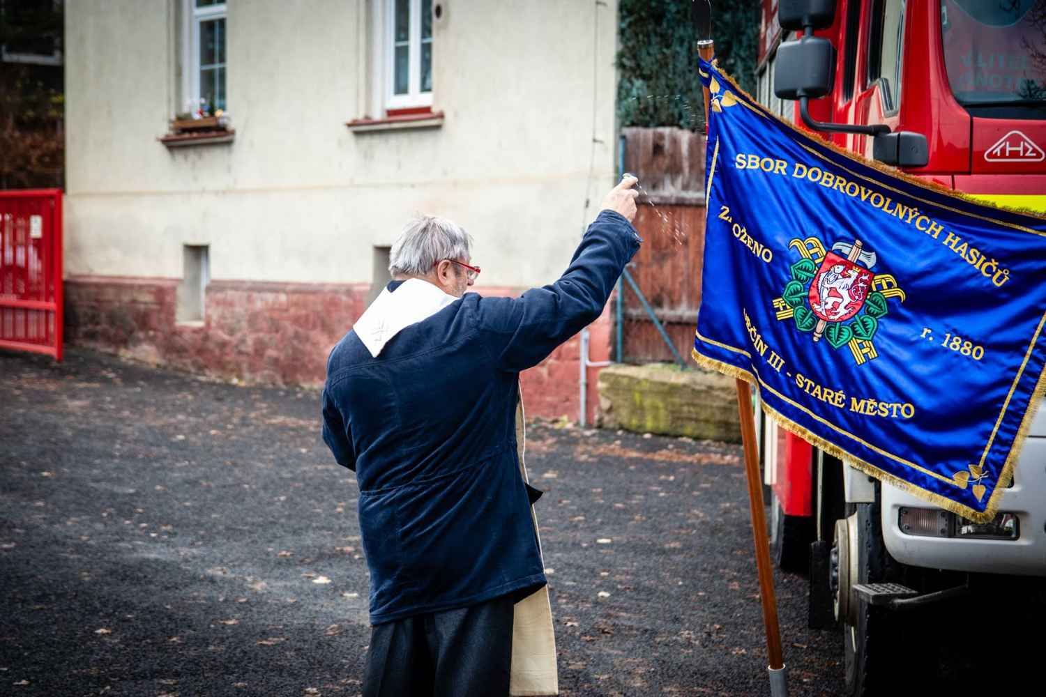 Pan Františkem Jiráskem z kostel sv. Františka Assisi v Podmoklech žehná náš prapor  16.12.2023